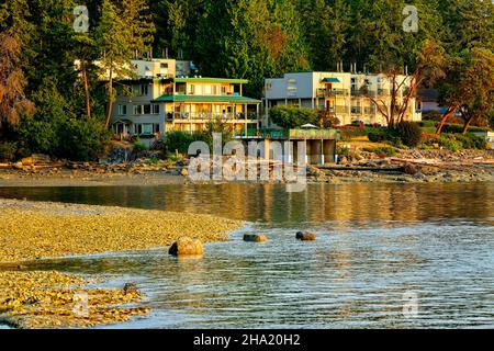 Das Inn of the Sea Urlaubsresort liegt am Ufer des Stuart Kanals zwischen den Gulf Islands und der wunderschönen Vancouver Island Stockfoto