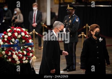 Der ehemalige US-Senator Chuck Robb (Demokrat von Virginia), links, Und seine Frau Lynda Bird Johnson Robb, die älteste Tochter des US-Präsidenten Lyndon B. Johnson aus dem Jahr 36th, zollt dem ehemaligen Senator Robert J. Dole (R-KS) ihren Respekt, da er am Donnerstag, dem 9. Dezember 2021, in der Rotunde des US-Kapitols in Washington, DC, im Staat liegt. Kredit: Sarahbeth Maney/Pool über CNP Stockfoto