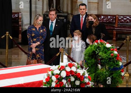 Washington, Vereinigte Staaten. 09th Dez 2021. Der ehemalige US-Repräsentant Robert Dole (Republikaner von Illinois), seine Frau Danielle und der ehemalige US-Repräsentant Kevin Yoder (Republikaner von Kansas) und seine Familie zollen ihren Respekt als Körper des ehemaligen US-Senators Bob Dole (Republikaner von Kansas), Der am Sonntag starb, liegt im US-Bundesstaat Capitol Rotunda in Washington, USA, 9. Dezember 2021. Quelle: Ken Cedeno/Pool via CNP/dpa/Alamy Live News Stockfoto