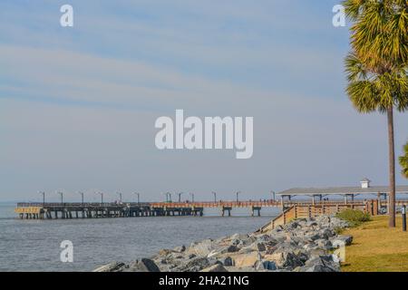 St. Simons Island Pier im Neptune Park am St. Simons Sound, Glynn County, Georgia Stockfoto