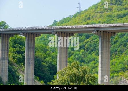 Baute die Neue Ananurische Brücke in der Nähe der Festung Stockfoto