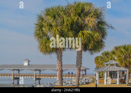 St. Simons Island Pier im Neptune Park am St. Simons Sound, Glynn County, Georgia Stockfoto