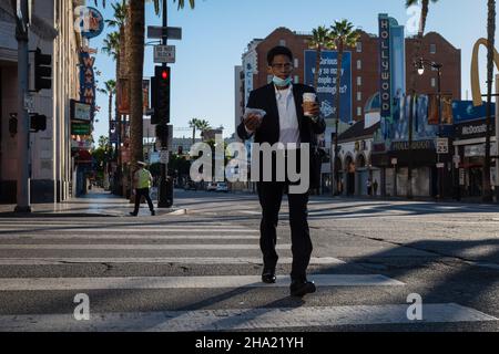 Man überquert die Kreuzung von Highland und Hollywood Blvd in Hollywood, CA Stockfoto