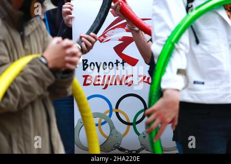 Taipei, Taipei, Taiwan. 10th Dez 2021. Die Demonstranten werden an die Olympischen Ringe gefesselt, wobei eines ein Plakat mit der Aufschrift Boykott Beijing hält, während eines Protestes zur Boykottierung der Winterspiele 2022 in Peking vor der Bank of China (Zweigstelle Taipei). Die Vereinigten Staaten, Kanada, Großbritannien und Australien haben zugesagt, nach dem Verschwinden des chinesischen Tennisspielers Peng Shuai und den Menschenrechtsverletzungen gegen Hongkong und Xinjiang keine Beamten zur Teilnahme an den Spielen zu entsenden, um China zu boykottieren. (Bild: © Daniel Ceng Shou-Yi/ZUMA Press Wire) Stockfoto