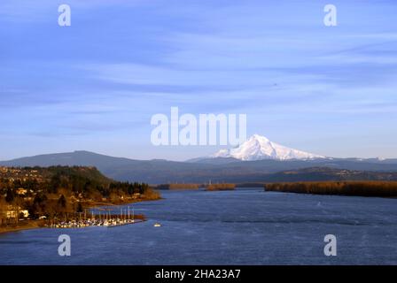 Columbia River und Mt Hood aus Portland, Oregon Stockfoto