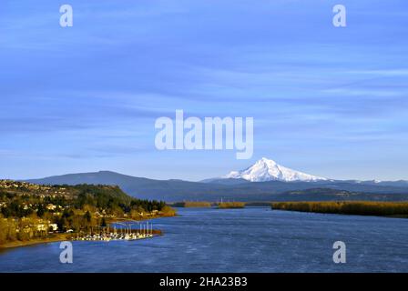 Columbia River und Mt Hood aus Portland, Oregon Stockfoto