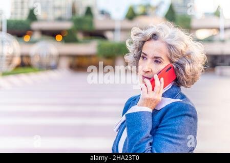 geschäftsführerin, die am Telefon über Geschäfte spricht Stockfoto