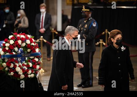 Ehemaliger Gouverneur von Virginia Chuck Robb, links, Und seine Frau Lynda Bird Johnson Robb, die älteste Tochter des US-Präsidenten Lyndon B. Johnson aus dem Jahr 36th, zollt dem ehemaligen Senator Robert J. Dole (R-KS) ihren Respekt, da er am Donnerstag, dem 9. Dezember 2021, in der Rotunde des US-Kapitols in Washington, DC, USA, im Staat liegt. Foto von Sarahbeth Maney/Pool/ABACAPRESS.COM Stockfoto