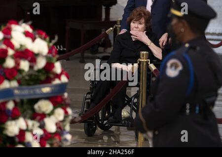 Washington, Usa. 09th Dez 2021. Betty Meyer, ehemalige Assistentin des verstorbenen Bob Dole, zollt ihrem Respekt vor der Schatulle des ehemaligen republikanischen Senators aus Kansas Bob Dole, der nach einer Zeremonie in der Rotunde des US-Kapitols in Washington, DC, USA, am 9. Dezember 2021 im Bundesstaat liegt. Dole starb am 05. Dezember im Alter von 98 Jahren. Foto von Michael Reynolds/Pool/ABACAPRESS.COM Quelle: Abaca Press/Alamy Live News Stockfoto