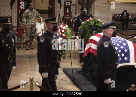 Washington, Usa. 09th Dez 2021. Die Menschen zollen dem ehemaligen Senator Bob Dole aus Kansas ihren Respekt, da er am Donnerstag, dem 9. Dezember 2021, in Washington, DC, in der Rotunde des US-Kapitolgebäudes im Staat liegt. USA. Foto von Oliver Contreras/Pool/ABACAPRESS.COM Quelle: Abaca Press/Alamy Live News Stockfoto