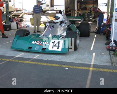 Der Ex-Jean-Pierre Beltoise #14 BRM P201 im Besitz von Peter und Aaron Burson in den Pukekohe-Boxen beim Tasman Grand Prix-Treffen 2009. Vorführung zur Mittagszeit. Stockfoto