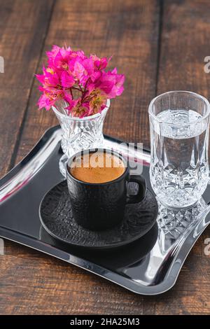 Blick von oben auf traditionellen türkischen Kaffee auf Holzhintergrund Stockfoto