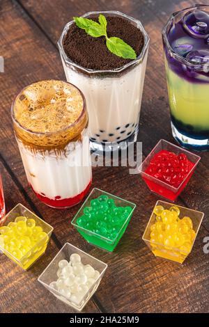 Limonade mit Bubble Tea auf Holzhintergrund Stockfoto