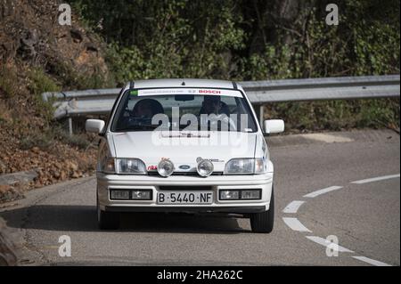 BARCELONA, SPANIEN - 11. Nov 2021: Ein Mann auf der Ford Fiesta XR2 VIII Rallye Stockfoto