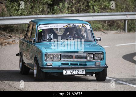 BARCELONA, SPANIEN - 11. Nov 2021: Ein Mann fährt die Seat 1430 VIII Rallye auf einer Autobahn in Katalonien, Spanien Stockfoto