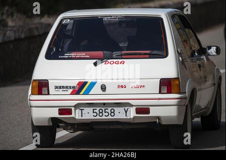 BARCELONA, SPANIEN - 11. Nov 2021: Ein Mann fährt Peugeot 205 Rallye VIII Stockfoto