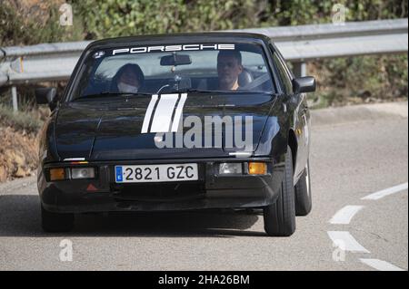 BARCELONA, SPANIEN - 11. Nov 2021: Ein Mann fährt auf der Porsche 924 VIII Rallye auf einer Autobahn in Katalonien, Spanien Stockfoto