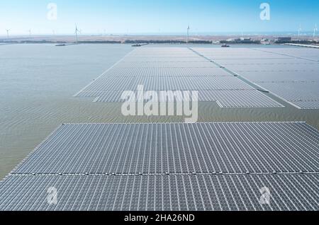 Luftaufnahme des schwimmenden Solarkraftwerks und des Windparks Stockfoto