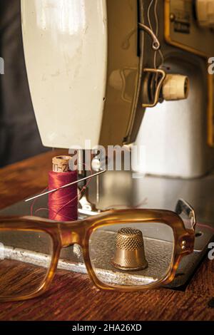 Blick auf den Dimmel durch die Brille auf dem Nähmaschinentisch Stockfoto