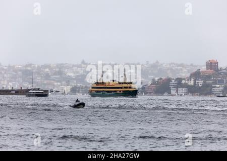 Sydney, Australien. Dez 10 2021: La Nina Wetterereignis bringt Regen und Gewitterwolken über den Hafen von Sydney an einem Sommernachmittag. Im Bild Süßwasser Klasse Sydney Fähre MV Süßwasser in rauer See. Quelle: martin Berry/Alamy Live News Stockfoto