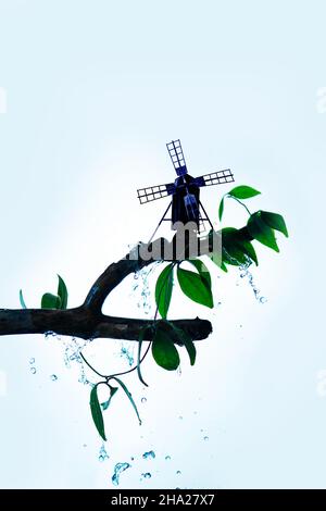 Kleine Windmühle auf einem Baum Zweig, Märchen-Welt-Konzept Stockfoto