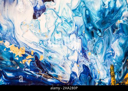 Fließende Abstakt-Kunstwerke. Blaue Acrylstruktur mit goldenem Marmormuster. Stockfoto