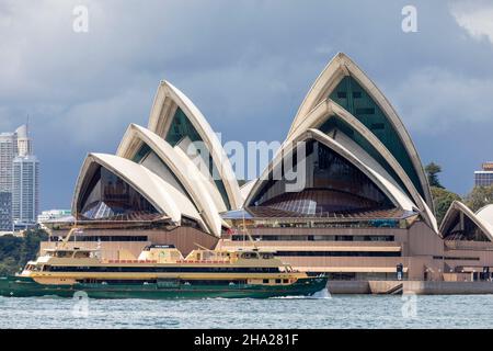 Süsswasser-Klasse Sydney Fähre die MV Collaroy passiert das Opernhaus von Sydney auf dem Weg zum Circular Quay, Sydney Stadtzentrum, NSW, Australien Stockfoto