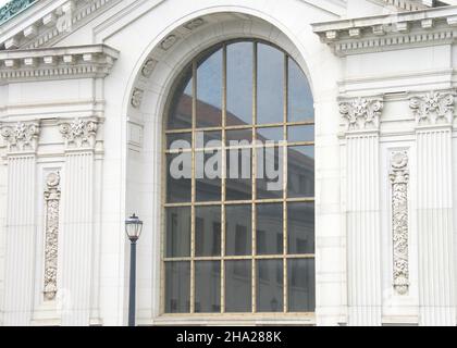 Nahaufnahme eines großen verzierten Fensters der Wheeler Hall auf dem Campus der UC Berkeley mit Spiegelung der South Hall im Glas Stockfoto