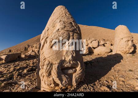 Berg Nemrut, Nemrut Dagi, Oberstatuen gottes Zeus auf der Westterrasse, Sonnenuntergang, Mausoleum des Königreichs Commagene, Kahta, Provinz Adıyaman, Türkei, Asien Stockfoto