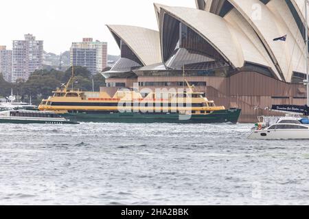 Die männliche Fähre Collaroy passiert das Sydney Opera House im Hafen, Sydney, NSW, Australien Stockfoto