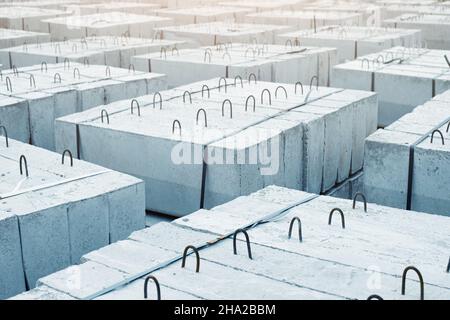 Viele Zementblöcke in einem umfangreichen Open-Air-Lager. Bau von Bordsteinkanten und Pflaster in der Stadt Stockfoto