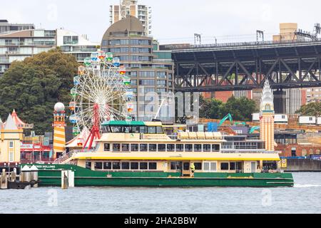 Fred legt die Fähre von Sydney am fährhafen von mcmahons Point neben dem luna Park in North Sydney, NSW, Australien ab Stockfoto