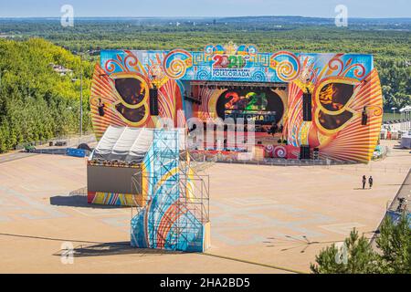 06. Juli 2021, Ufa, Russland: Leere Konzertbühne während der kovidischen Pandemie beim Folkloriada-Festival Stockfoto