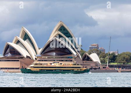 Die MS Collaroy fährt auf der F1 Manly nach Circular Quay Route, vorbei am Sydney Opera House, Sydney Harbour, Australien Stockfoto