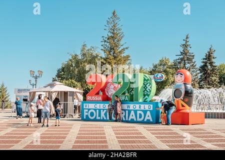 06. Juli 2021, Ufa, Russland: Menschen mit Gesichtsmasken am Eingang zum Festival der Folklore von CIOFF - Folkloriada Stockfoto