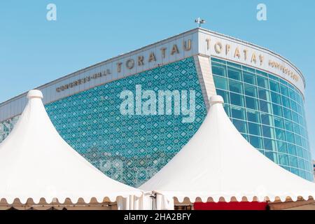 06. Juli 2021, Ufa, Russland: Kongresshalle Glasgebäude in Baschkortostan Stockfoto