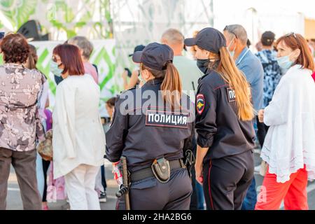 06. Juli 2021, Ufa, Russland: Zwei Polizeibeamte überwachen während der Veranstaltung die öffentliche Ordnung Stockfoto