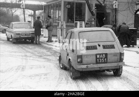 Warszawa, 1982-02-01. Pierwszy dzieñ sprzeda¿y benzyny podczas stanu wojennego. Obrót paliwem zawieszono z dniem 13.12.1981 r. dl PAP/CAF/Marek Broniarek Warschau, 1. Februar 1982. Die 1st Tage des Benzinverkaufs während der Zeit des Kriegsrechts in Polen. Der Verkauf wurde seit dem 13. Dezember 1981 ausgesetzt. dl PAP/CAF/Marek Broniarek Stockfoto