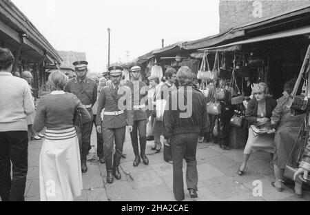 Warszawa, 1981-08-03. Antyspekulacyjne patrole wojska i milicji na bazarze Ró¿yckiego. amw PAP/CAF/Marek Broniarek Warschau, 3. August 1981. Bürgermiliz hat gegen Schwarzmarkthändler gehandelt. Milizen- und Militärpatrouillen auf dem Rozyckiego-Basar suchen illegal verkaufte Waren. amw PAP/CAF/Marek Broniarek Stockfoto