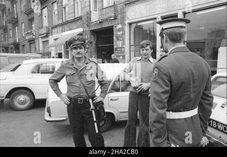 Warszawa, 1981-08-03. Antyspekulacyjne patrole wojska i milicji na bazarze Ró¿yckiego. amw PAP/CAF/Marek Broniarek Warschau, 3. August 1981. Bürgermiliz hat gegen Schwarzmarkthändler gehandelt. Milizen- und Militärpatrouillen auf dem Rozyckiego-Basar suchen illegal verkaufte Waren. amw PAP/CAF/Marek Broniarek Stockfoto