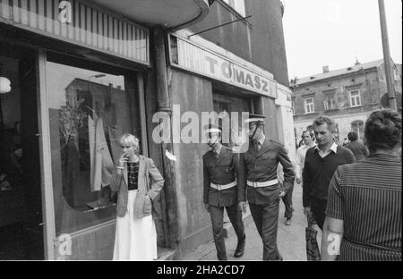 Warszawa, 1981-08-03. Antyspekulacyjne patrole wojska i milicji na bazarze Ró¿yckiego. amw PAP/CAF/Marek Broniarek Warschau, 3. August 1981. Bürgermiliz hat gegen Schwarzmarkthändler gehandelt. Milizen- und Militärpatrouillen auf dem Rozyckiego-Basar suchen illegal verkaufte Waren. amw PAP/CAF/Marek Broniarek Stockfoto