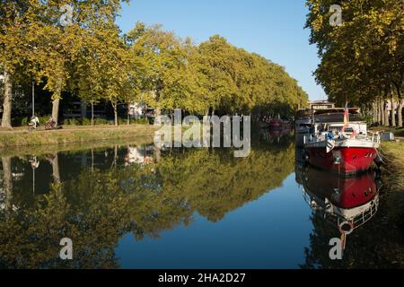 Toulouse (Südwestfrankreich): Der Kanal „Canal du Midi“. Barges, Narrowboote liegen an der Anchore zwischen dem Bezirk Port Saint-Sauveur und der Stockfoto