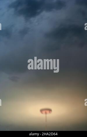 Blitze erleuchten den dunklen Himmel an einem Sommertag, die Reflexion und Bildung von Blitzen. Stockfoto