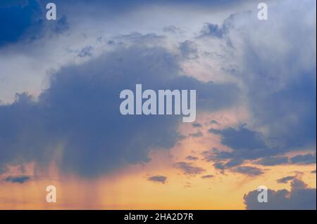 Wolkiger Himmel vor dem Regen an einem Sommertag, Abendregen. Stockfoto