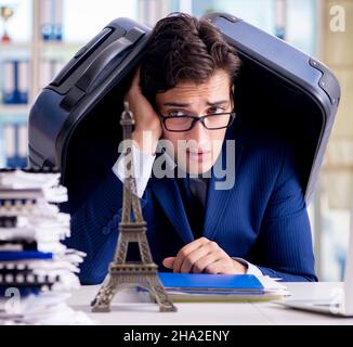 Die Mitarbeiter denken der Urlaub aufgrund der übermäßigen Arbeitsbelastung Stockfoto