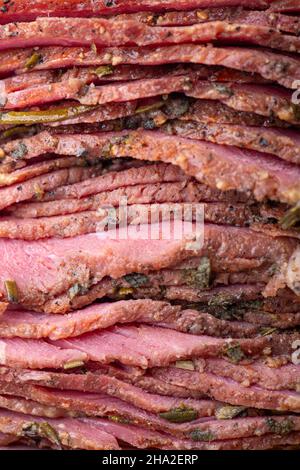 Stapel von geschnittenem Pastrami-Fleisch Stockfoto