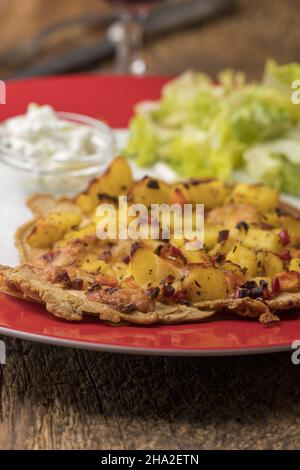 österreichischer Pfannkuchen mit Kartoffeln und Salat Stockfoto