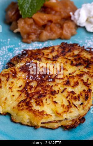 bayrische süße Hash-Browns auf einem Teller Stockfoto