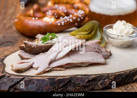 bayerisches Schweinebraten in Scheiben mit Bier Stockfoto