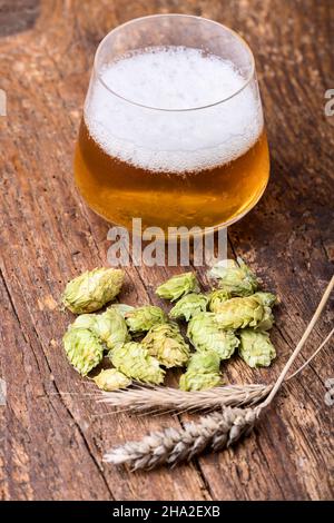 indisches blasses Ale mit Hopfen auf Holz Stockfoto